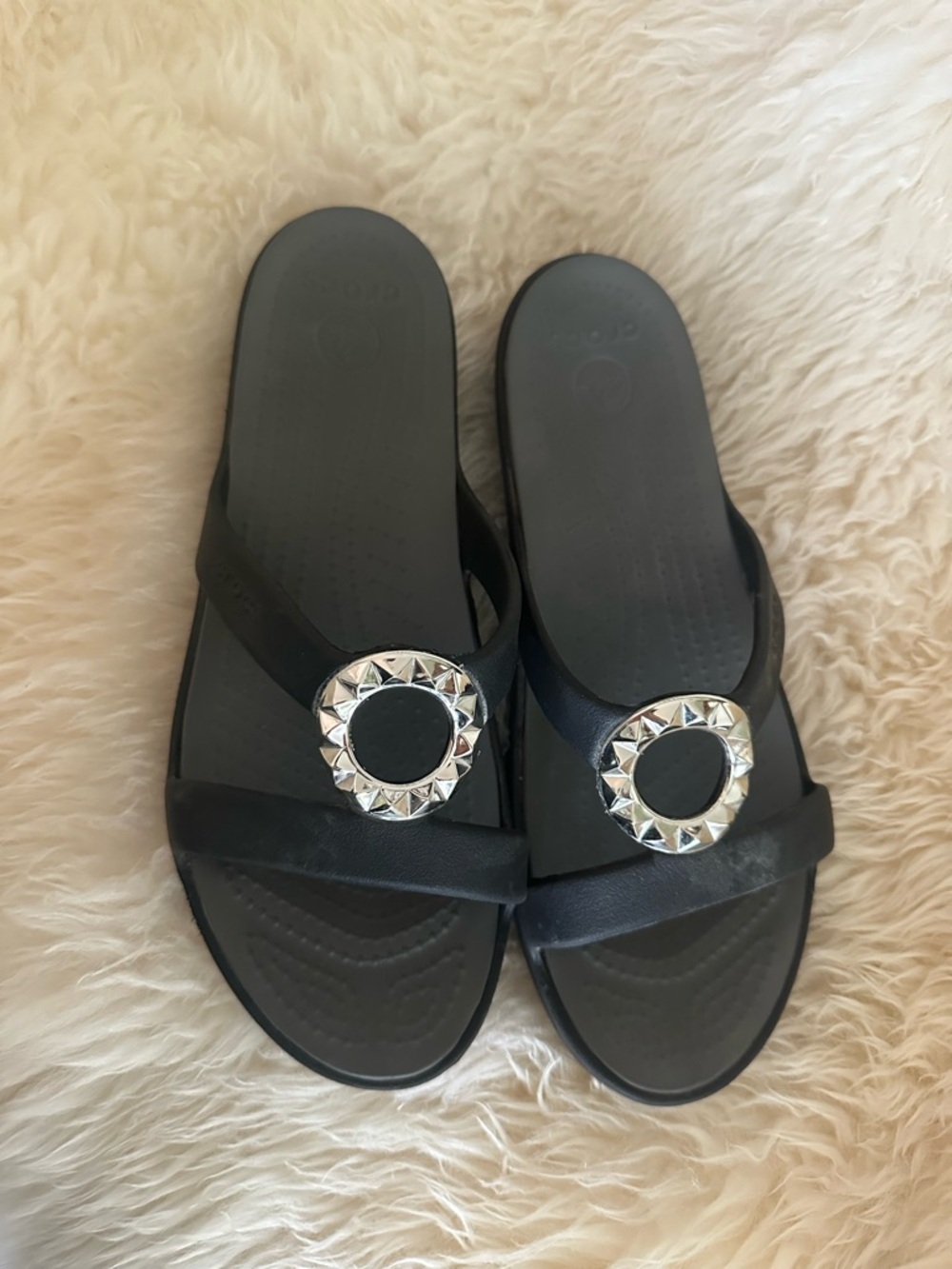Crocs Women's Sanrah Circle Slide Sandals Studded Silver Accent - Picture 3 of 6